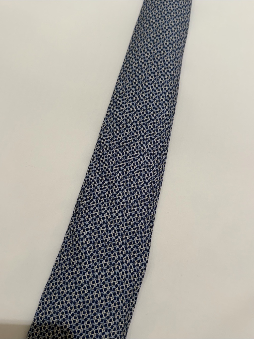 Hermès Paris Blue & Ivory Geometric Chain Print Silk Men’s Tie Made in France